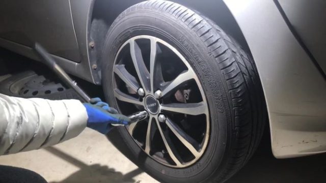 自分でやると安く 車のタイヤ交換方法 Mamecoroエンジン