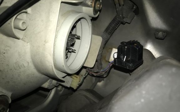 自分で出来る車のヘッドライトの交換方法 交換時期と使う工具と用品 Mamecoroエンジン