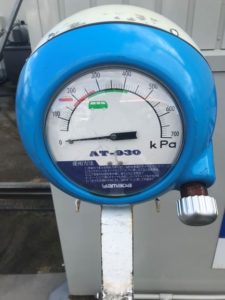 ガソリンスタンドでタイヤの空気圧点検と入れ方と表示の見方 Mamecoroエンジン