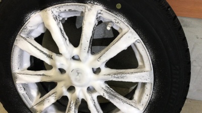 クルマのホイール洗いは 激泡ガラスクリーナーでキレイに Mamecoroエンジン